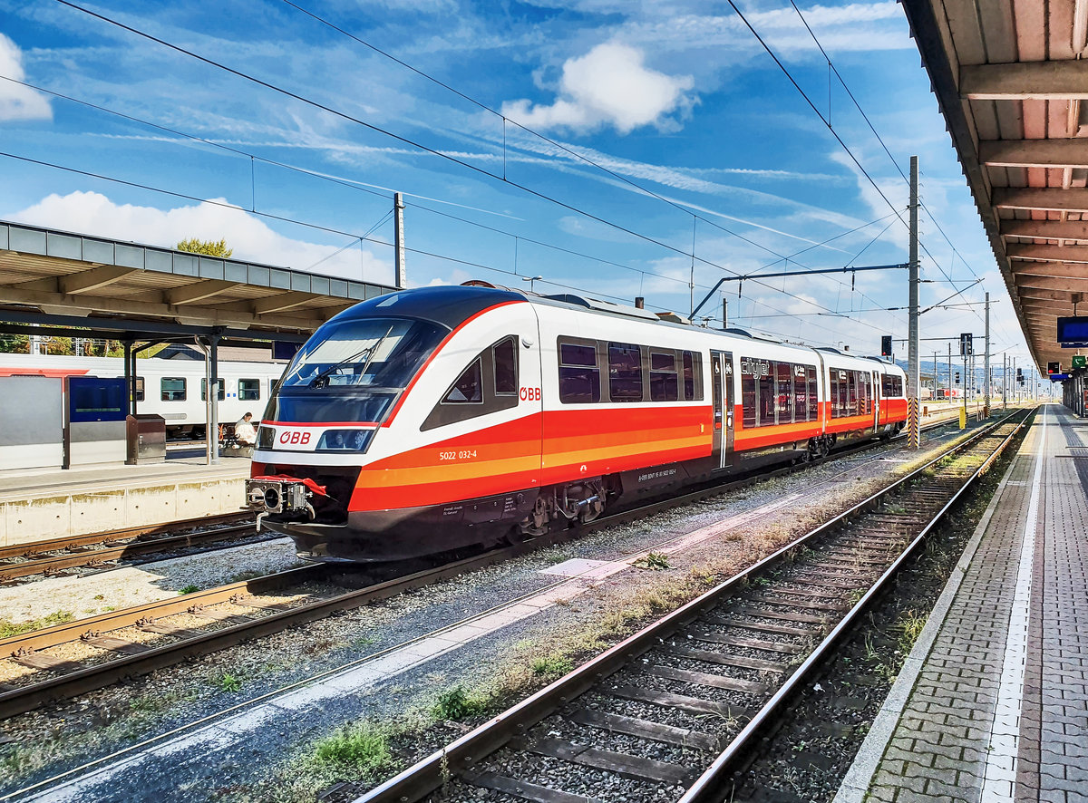 5022 032-4 wartet in Villach Hbf, auf den nächsten Einsatz.
Aufgenommen am 8.10.2019.