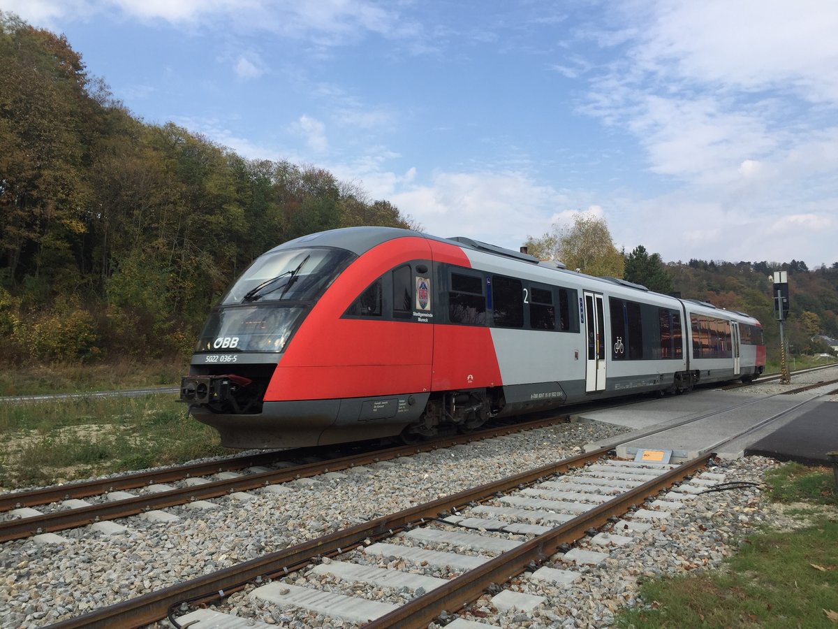 5022 036-5 durchfährt am 20.10.2018 als REX 2733 den Bahnhof von Seebenstein.