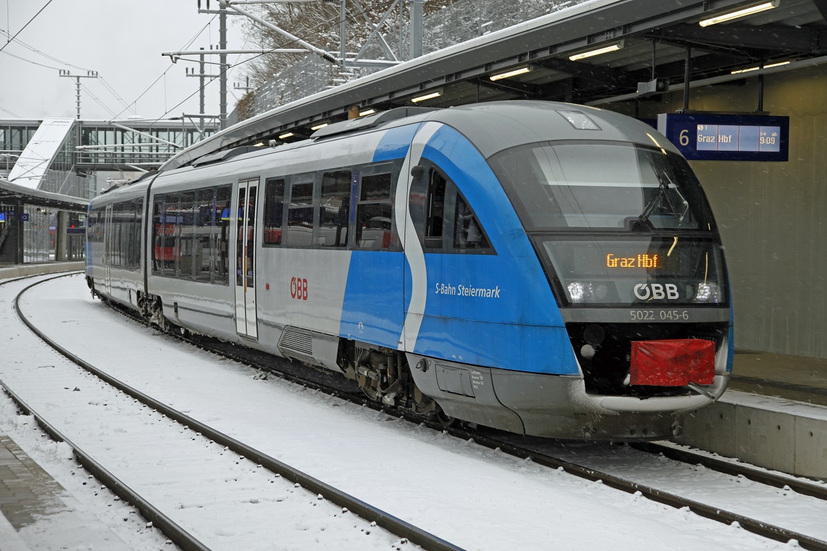 5022 045 (S-Bahn Steiermark) steht am 7.12.2013 am Bahnsteig 6 in Bruck/Mur zur Abfahrt bereit.