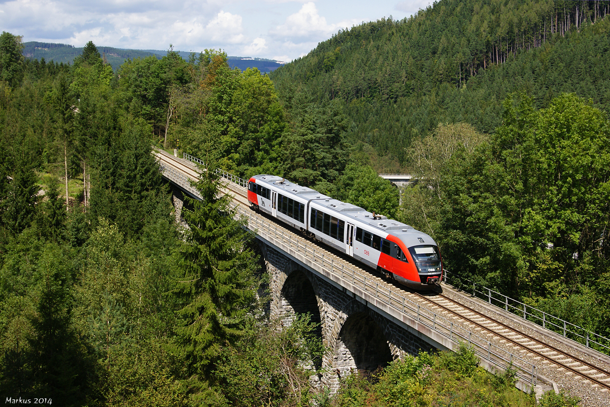 5022 057 als R/REX 2714 (Fehring - Wr.Neustadt Hbf) am Eisteichviadukt bei Aspang, 21.08.2014.