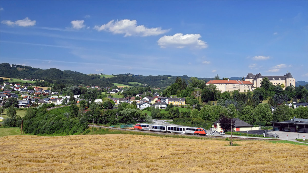 5022.018 als REX 6379 am 10.07.2015 von Linz Hbf. nach St. Nikola-Struden bei dem Schloss Grein. 

