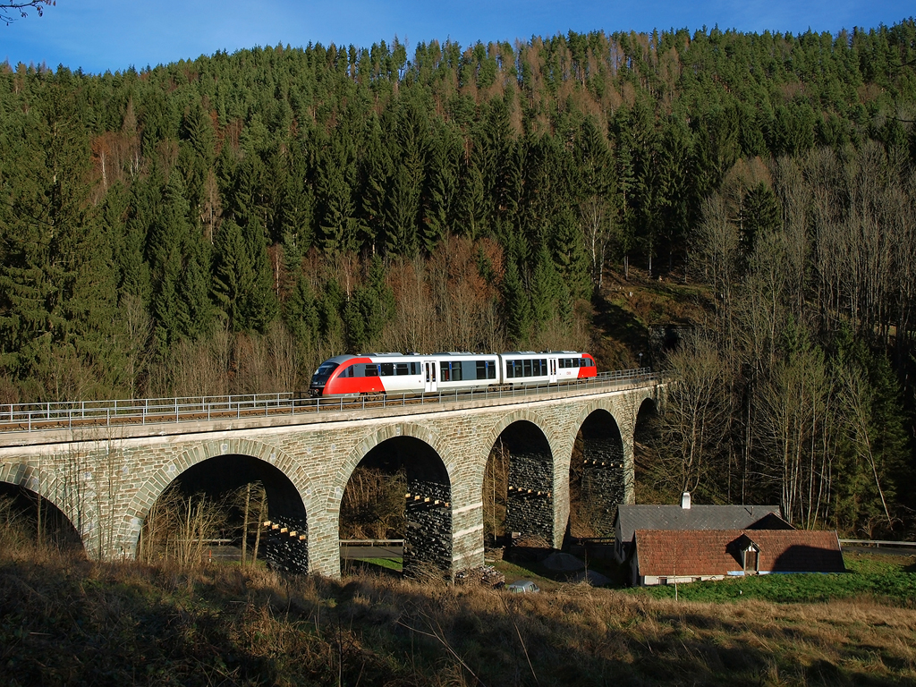 5022.044 mit dem Mittagszug REX 2711 nach Fehring überquert das Ungerbach Viadukt II am 19.12, einem der wärmsten Tagen des Winters im 2014. Die Stelle wurde kurz zuvor wieder freigeschnitten. 