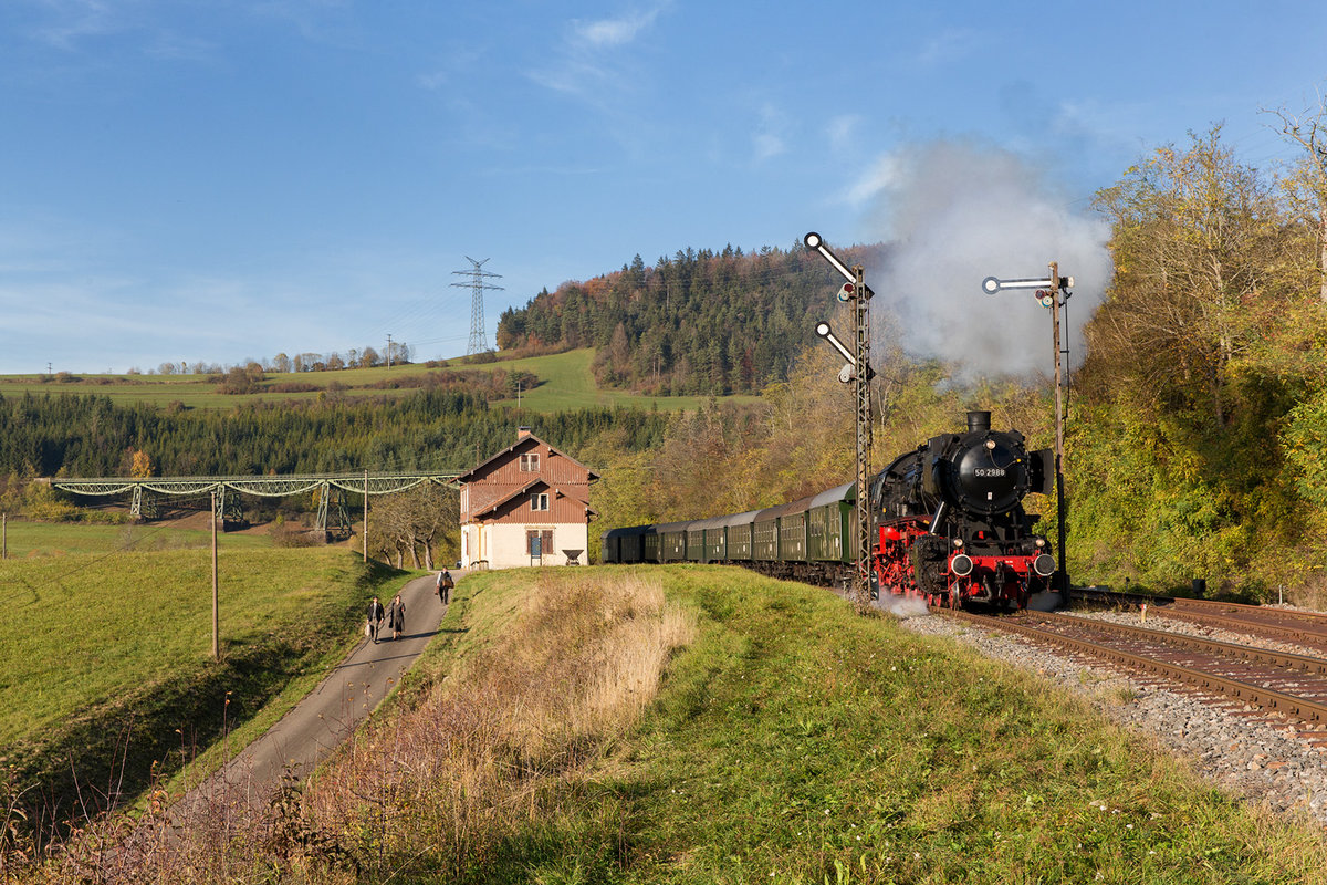 50.2998 verlässt den Bahnhof Epfenhofen in Richtung Blumberg-Zollhaus. Im Hintergrund ist das Biesenbachviadukt sichtbar. 26.10.2019