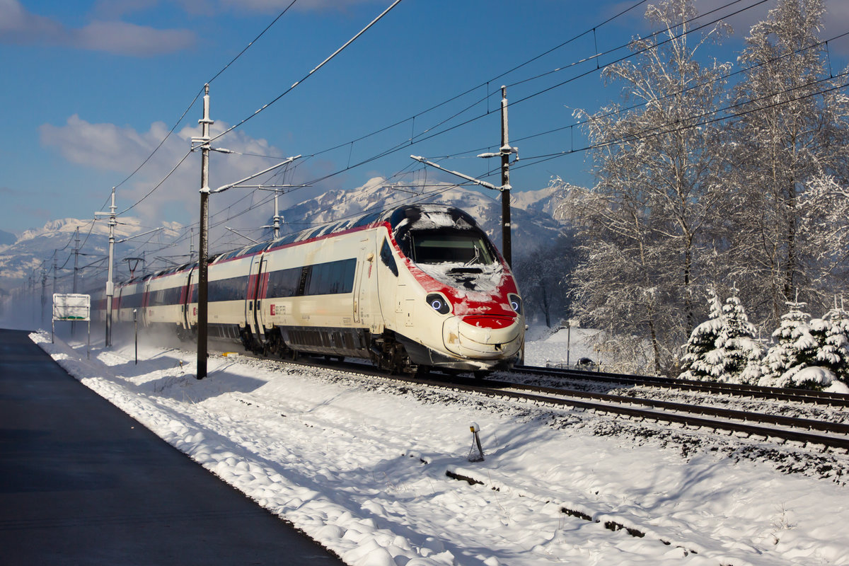 503 013 am ersten Tag der EuroCity Umleiter über Feldkirch/Dornbirn nach Bregenz aufgrund der Bauarbeiten zwischen St. Margrethen und Lauterach. Noch dazu gabs frischen Schnee und dazu perfekte Sonne zum richtigen Zeitpunkt. 6.4.21