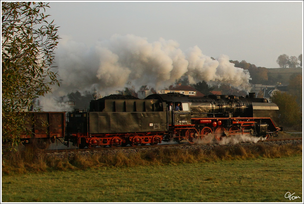 50.3501 in voller Fahrt mit dem DGz 300 von Meiningen nach Zella Mehlis, beim Plandampf im Werratal.
Wernshausen Tele  29.10.2011