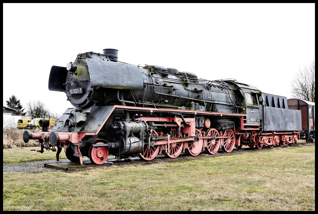 503521 steht hier am 26.02.2017 als Denkmal Lok am Eisenbahn Romantik Hotel in Meyenburg. Bei der Lok fehlen schon Kuppelstangen und diverse andere Teile. Der linke Zylinder ist gerissen!