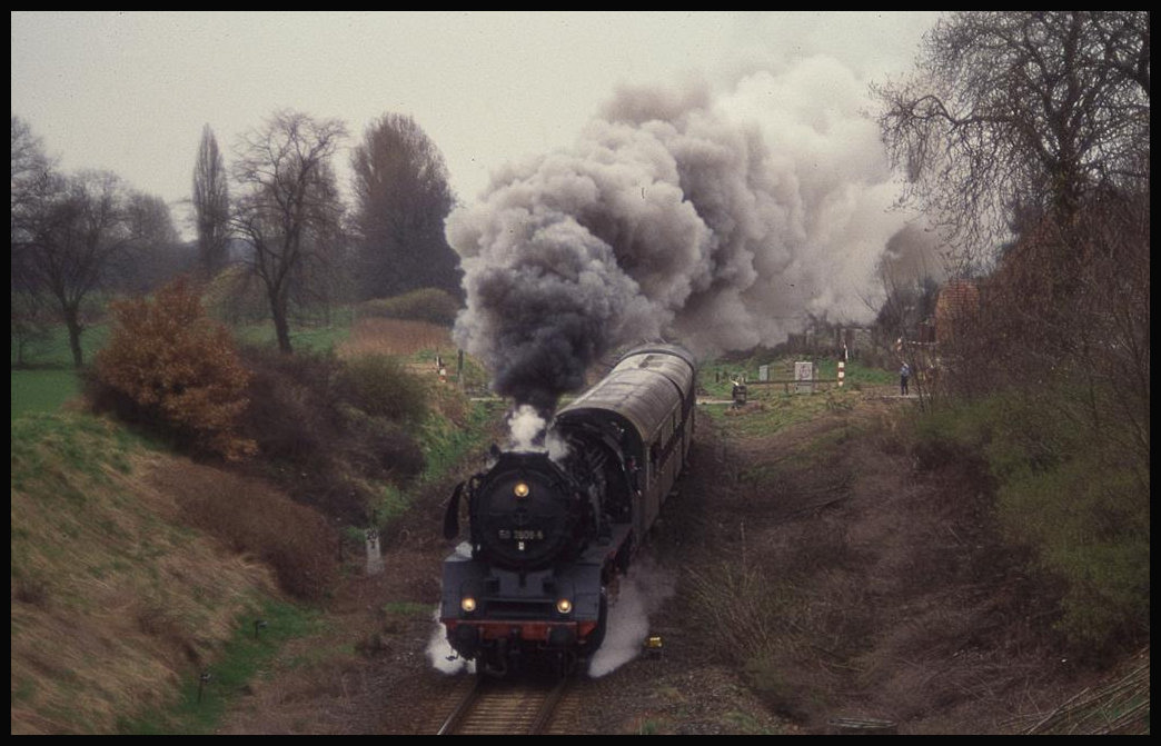 503606 fährt am 10.4.1994 um 13.50 Uhr mit dem P 6886 nach Salzwedel mit mächtiger Rauchwolke in Hohenwulsch ab.