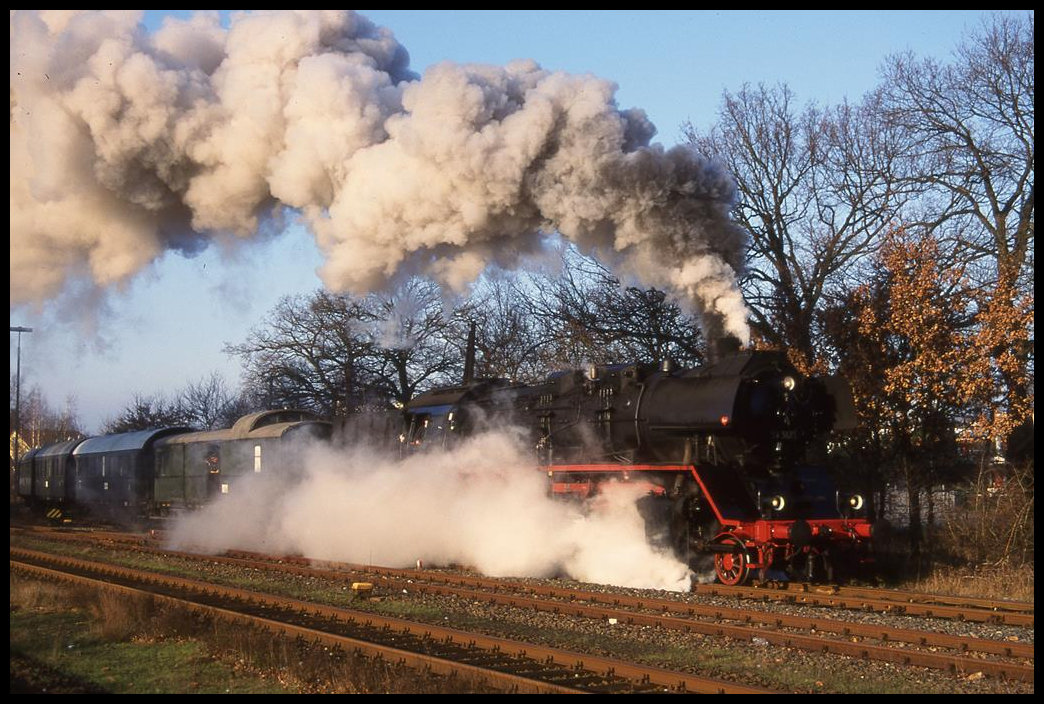503673 war am 8.12.2001 zu Gast in Osnabrück und fährt hier mit dem Nikolauszug am ehemaligen Bahnhof Osnabrück Eversburg vorbei in Richtung HBF Osnabrück.