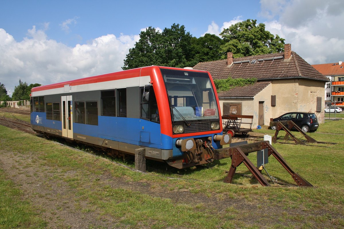 504 001-8 wartet am 10.6.2017 in Pritzwalk auf neue Leistungen. 