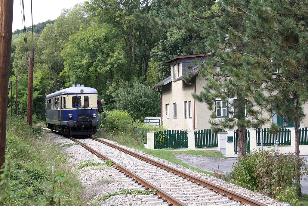 5042.14 am 15.September 2013 als Nebenfahrt 17746 von Waldm�hle nach Liesing im Ortsgebiet von Rodaun beim Km 3,6 der Kaltenleutgebner Bahn.

