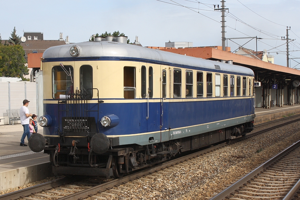 5042.14 verl�sst am 15.September 2013 nach dem planm��igem Halt mit dem SR 17739 die Hst. Atzgersdorf-Mauer. 