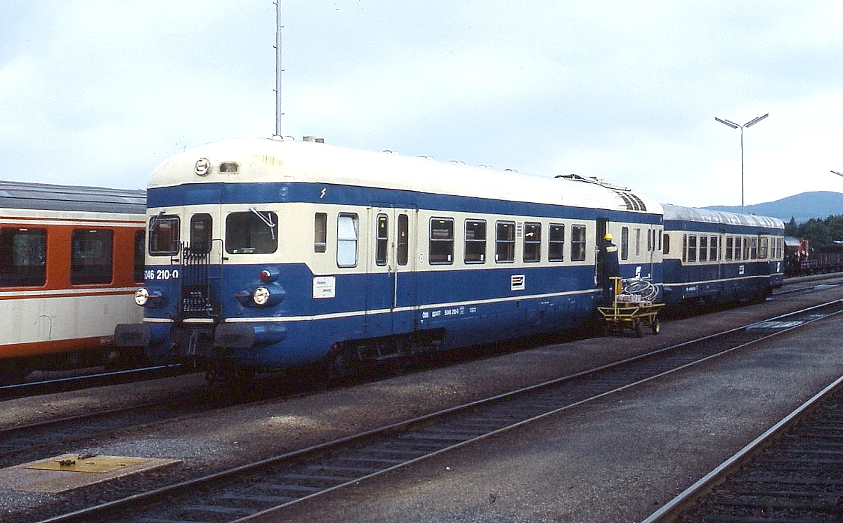 5046 210-0 steht im Juni 1987 abfahrbereit nach Hartberg im Bahnhof Friedberg, Stückguttransport per Bahn war damals noch selbstverständlich