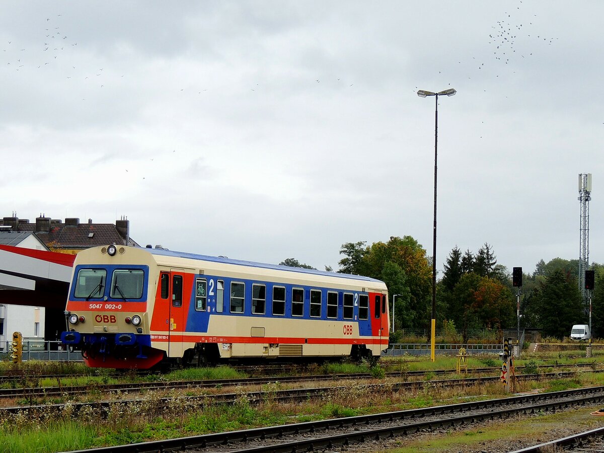 5047 002-0 erreicht als R3467, sowie in Begleitung einer Schar Zugvögel den Bhf. Ried i.I.; 220927