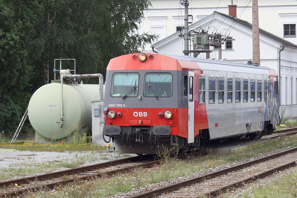 5047 005-3 am 17.August 2014 bei der Tankstelle im Bf. Gänserndorf.