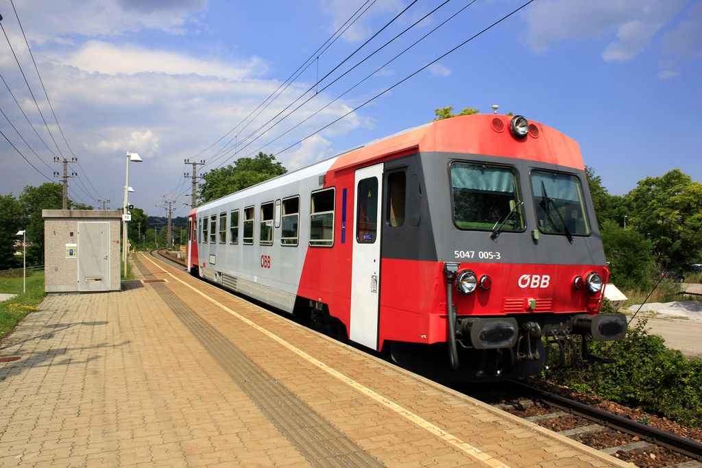 5047 005-3 hält als R am Weg von Krems an der Donau nach St.Pölten Hbf mitunter auch im Haltepunkt St.Pölten Traisenpark. 17.7.2014