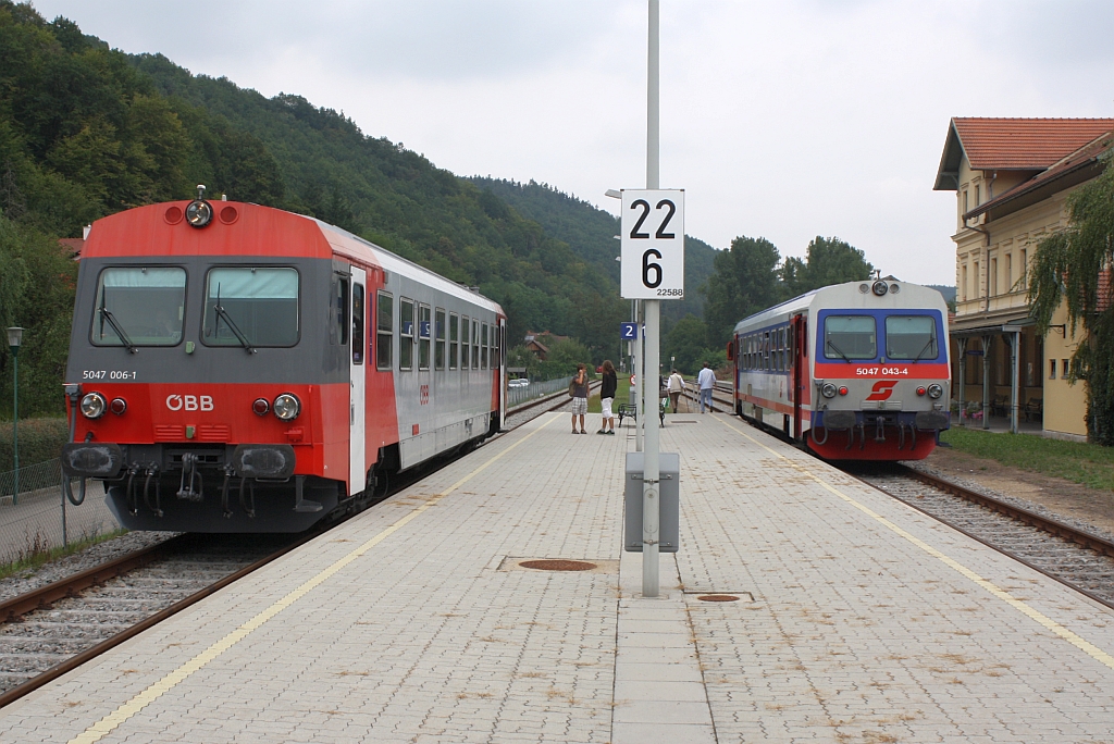 5047 006-1 als R 6220 (Sigmundsherberg - Krems an der Donau) kreuzt am 24.August 2013 im Bf. Gars-Thunau den 5047 043-4 als R 6219 (Krems an der Donau - Sigmundsherberg).