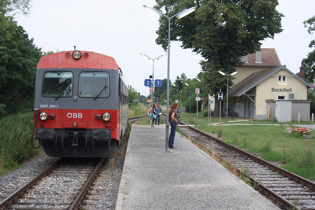 5047 006-1 am 01.August 2014 als R 7211 nach Gänserndorf in der Hst. Bockfließ.