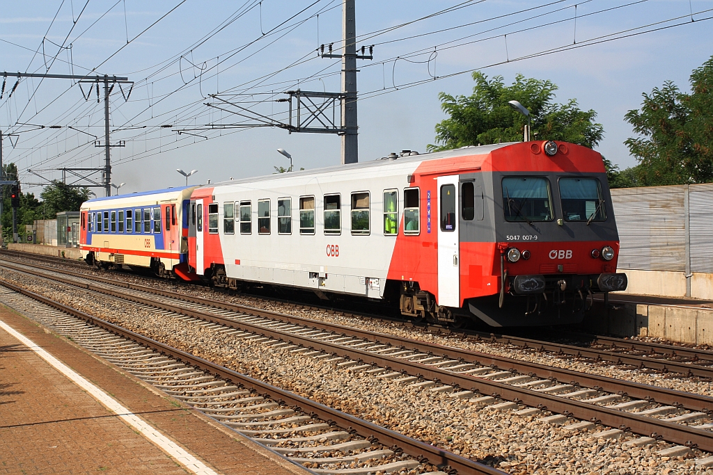 5047 007-9 und 013-7 als R 2570 am 24.Juli 2015 in der Haltestelle Wien Haidestraße.