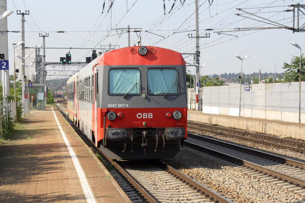5047 007-9 am 24.Juli 2015 in der Haltestelle Haidestraße.