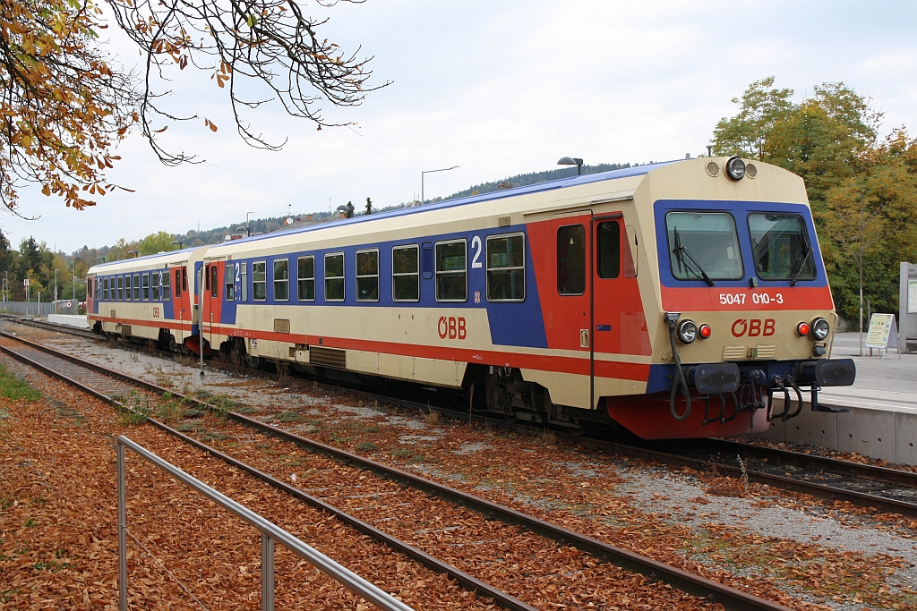 5047 010-3 und 002-0 als R 7017 nach Pöchlarn am 21.Oktober 2017 im Bahnhof Scheibbs.