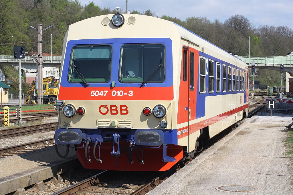 5047 010-3 als R 6711 von Schrambach nach St.Pölten Hbf. am 19.April 2015 in St.Pölten Alpenbahnhof.