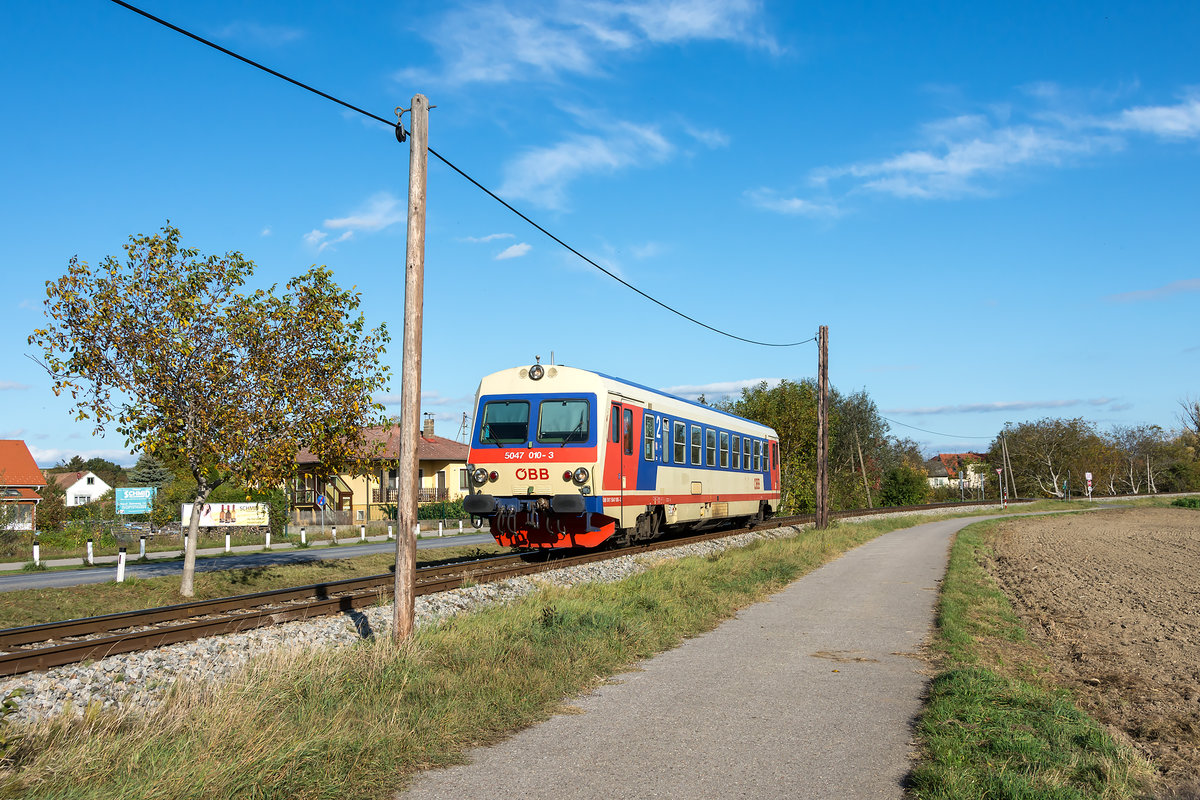 5047 010 erreicht als 7236 in Kürze Obersdorf. Die Aufnahme entstand am 16.10.2019 zwischen Pillichsdorf und Obersdorf.