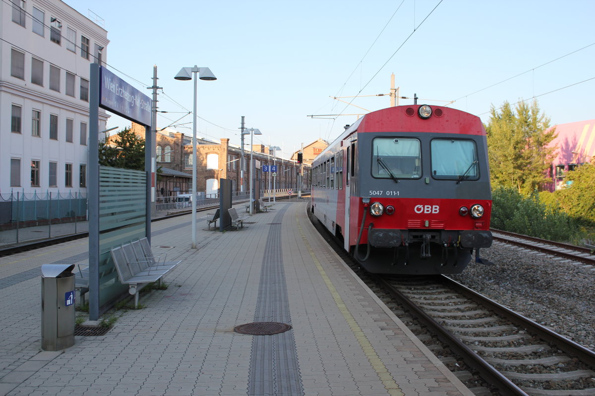 5047 011-1 abgelichtet bei der Station Wien Erzherzog Karl Straße am späteren Nachmittag von Marchegg kommend auf dem Weg nach Wien Hbf. bei Km 0,7 der Marchegger Ostbahn,Ende Aug.2015