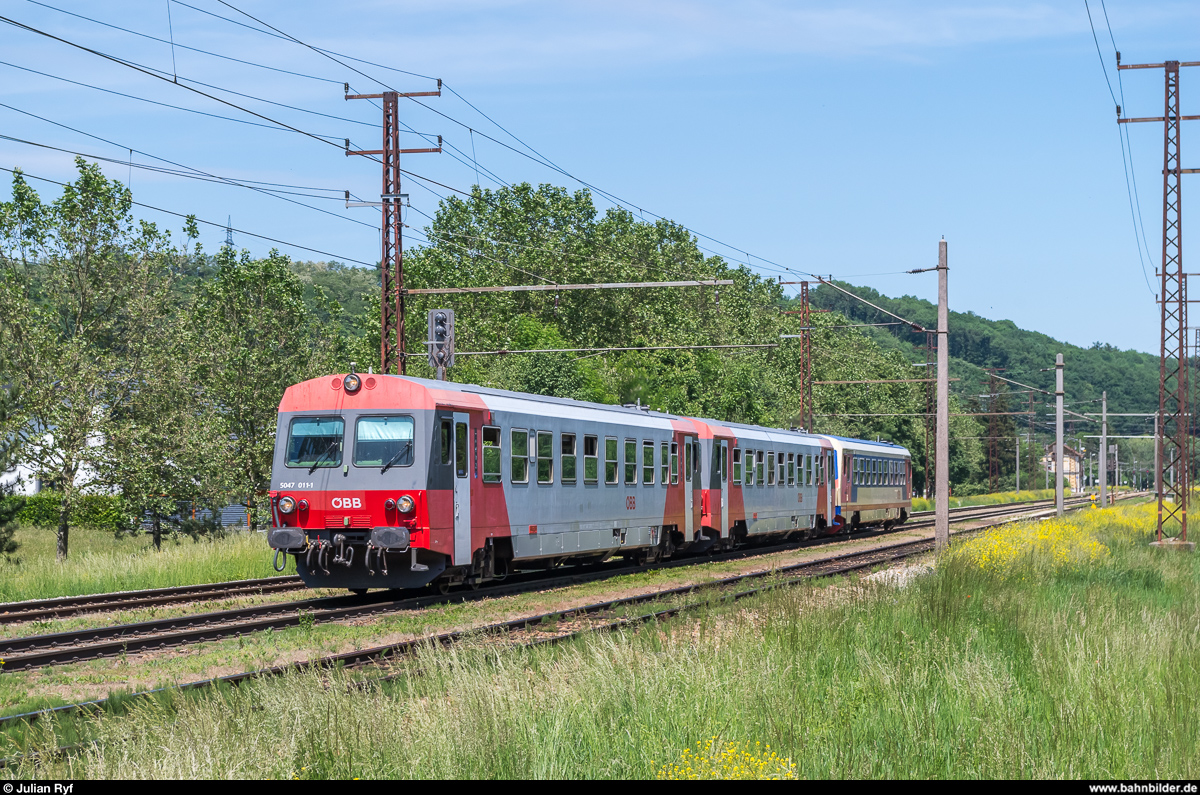 5047 011 in neuerer Lackierung durchfährt am 29. Mai 2017 zusammen mit zwei weiteren Triebwagen den Bahnhof Viehofen in Richtung St. Pölten.