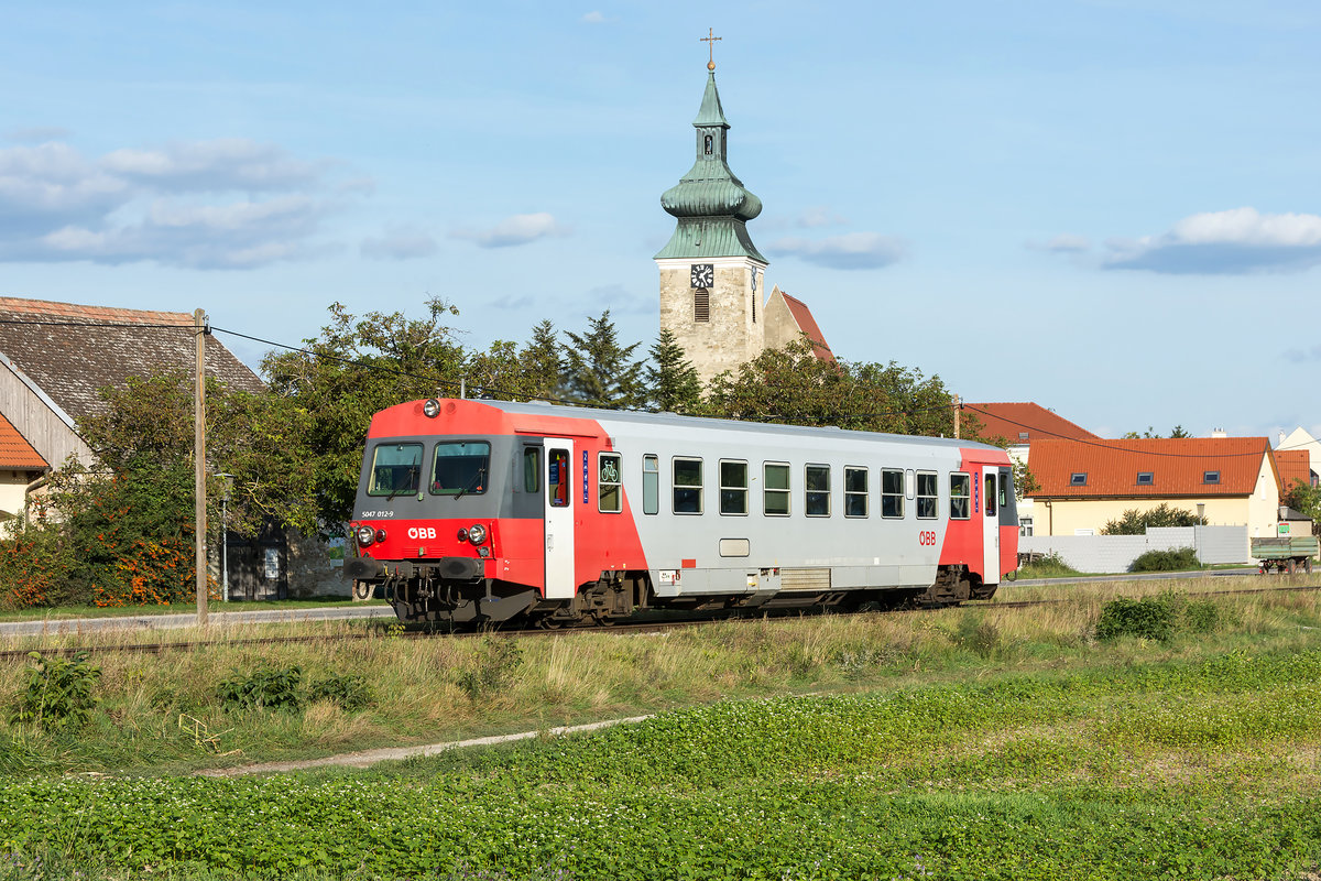 5047 012, unterwegs als R 7242 von Gänserndorf nach Obersdorf. Die Aufnahme entstand am 20.09.2019 in Pillichsdorf.