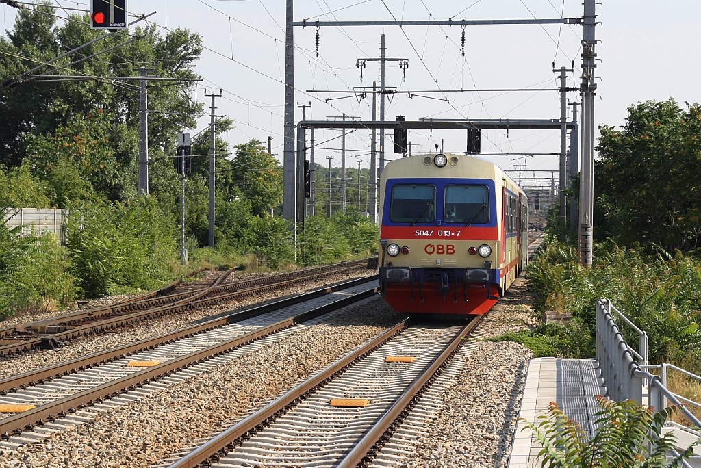 5047 013-7 nähert sich am 24.Juli 2015 der Haltestelle Wien Haidestraße.