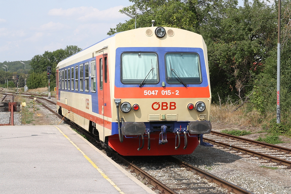 5047 015-2 wartet am 27.August 2017 im Bf. Groß Schweinbarth auf seinen nächsten Einsatz.