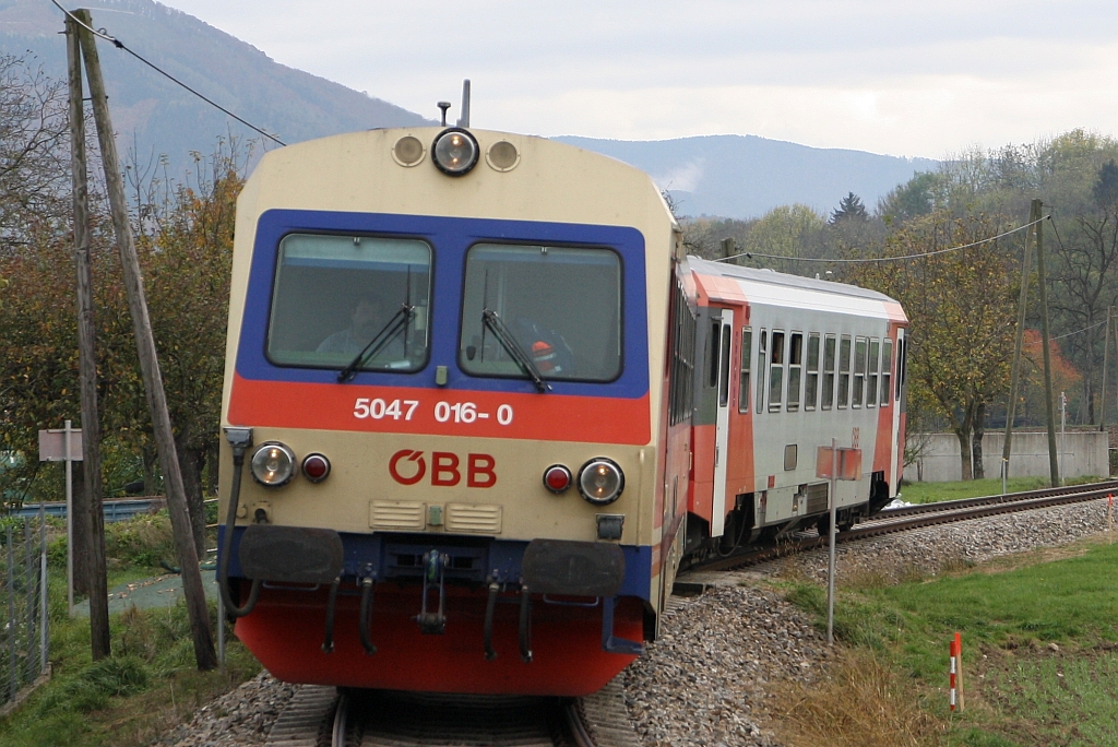 5047 016-0 und 011-1 als R 7025 von Scheibbs nach Pöchlarn am 21.Oktober 2017 nahe der Haltestelle Sölling.
