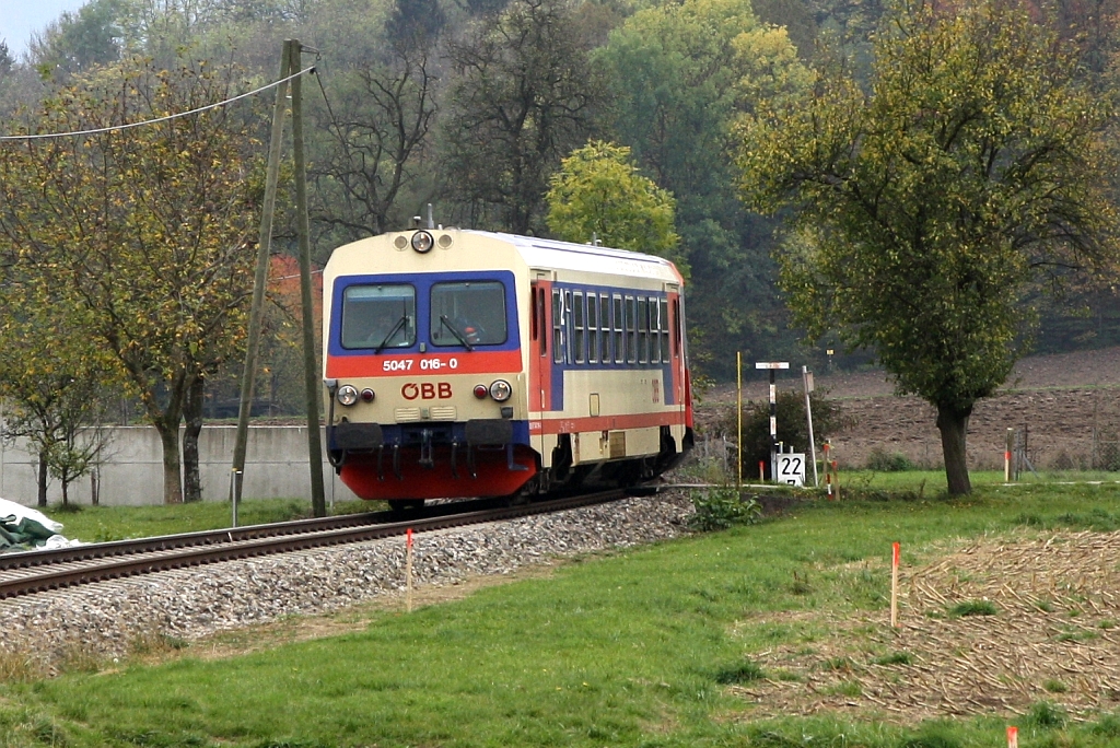 5047 016-0 als R 7025 von Scheibbs nach Pöchlarn am 21.Oktober 2017 nahe der Haltestelle Sölling.