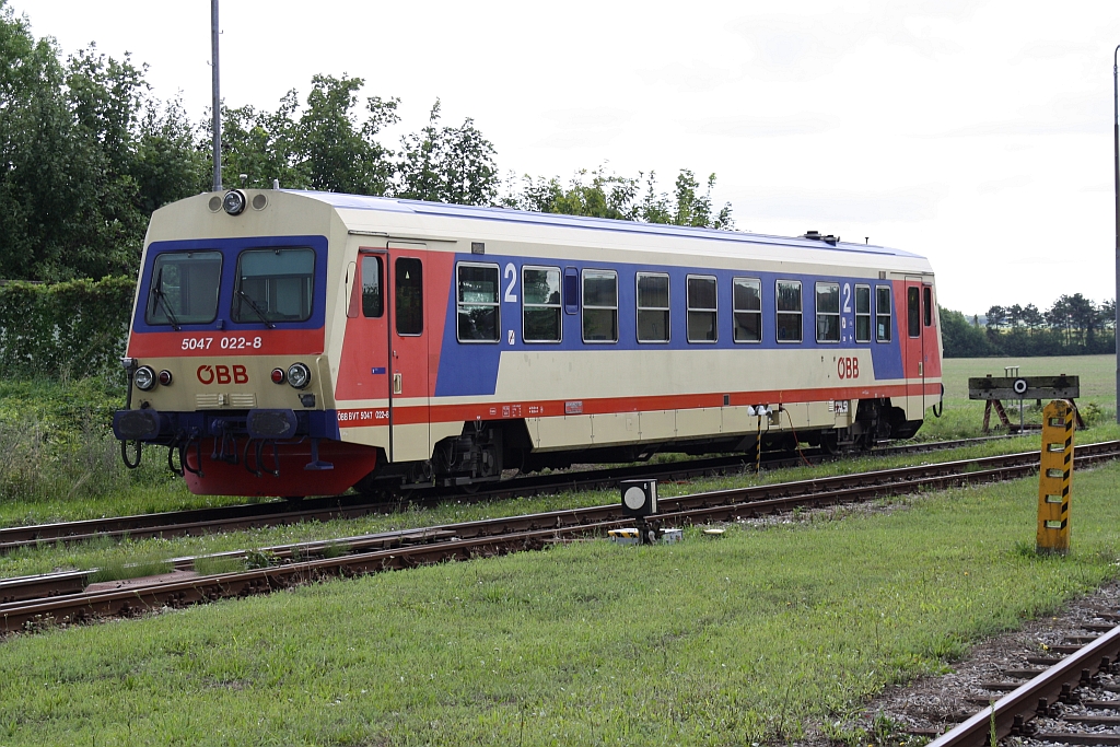 5047 022-8 am 16.August 2014 im Bf. Groß Schweinbarth.