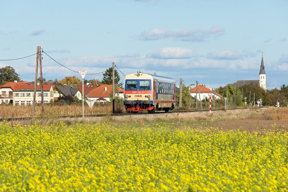 5047 024 war am 16.10.2019 mit dem R 7238 von Gänserndorf nach Obersdorf unterwegs. Die Aufnahme entstand zwischen Bockfließ und Groß Engersdorf.