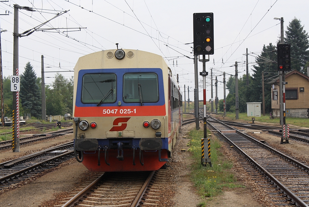 5047 025-1 als zweiter Wagen des R 6216 nach Krems an der Donau am 24.August 2013 bei der Ausfahrt im Bf. Sigmundsherberg. 

