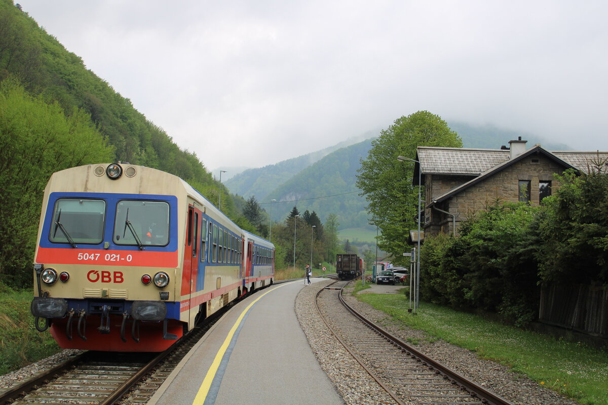 5047 028 + 041 haben gerade am 7. Mai 2022 den Zugendbahnhof Schrambach erreicht.
