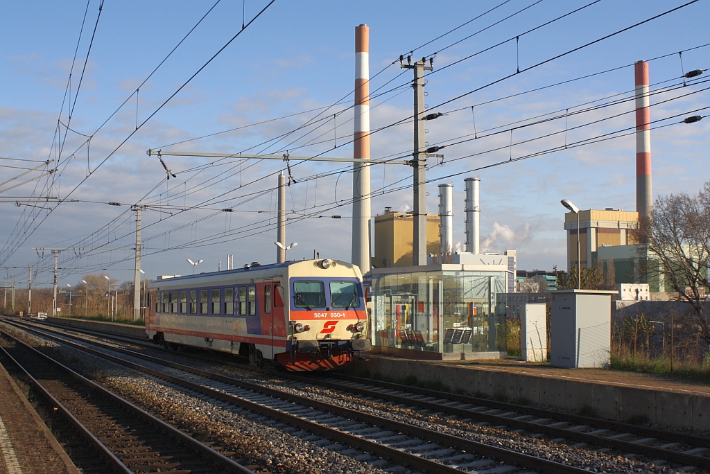 5047 030-1 als R 2563 von Raasdorf nach Wien Hbf. am 01.Dezember 2013 in der Hst. Haidestrasse.