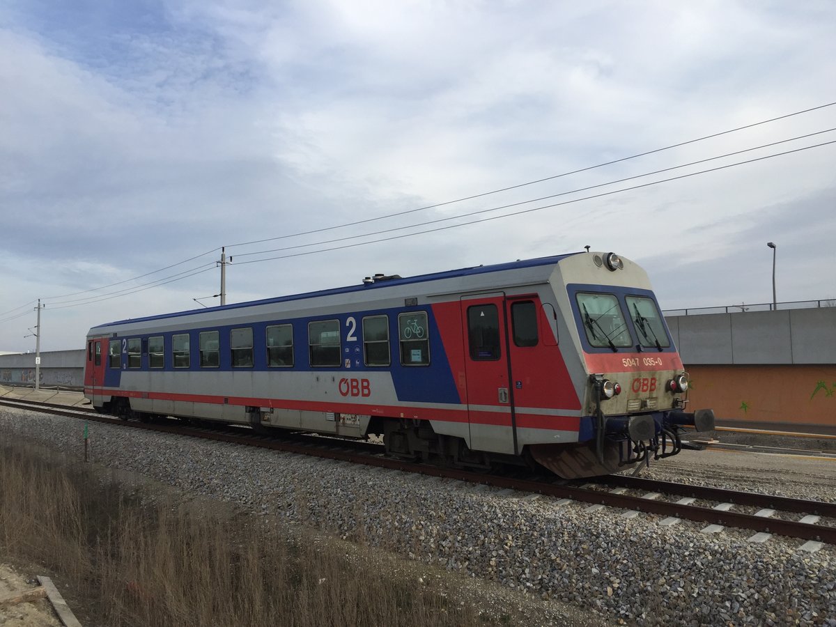 5047 035-0  fährt  in Wien am 10.03.2018 zwischen - der noch nicht fertigen Haltestelle - Aspern Nord und - der bald aufgelassenen Haltestelle - Hausfeldstraße.