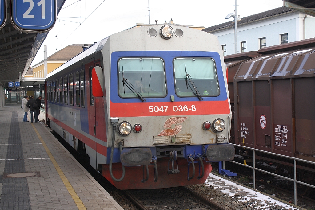5047 036-8 als R 7731 nach Sopron am 08.Dezember 2013 im Bf. Wiener Neustadt.