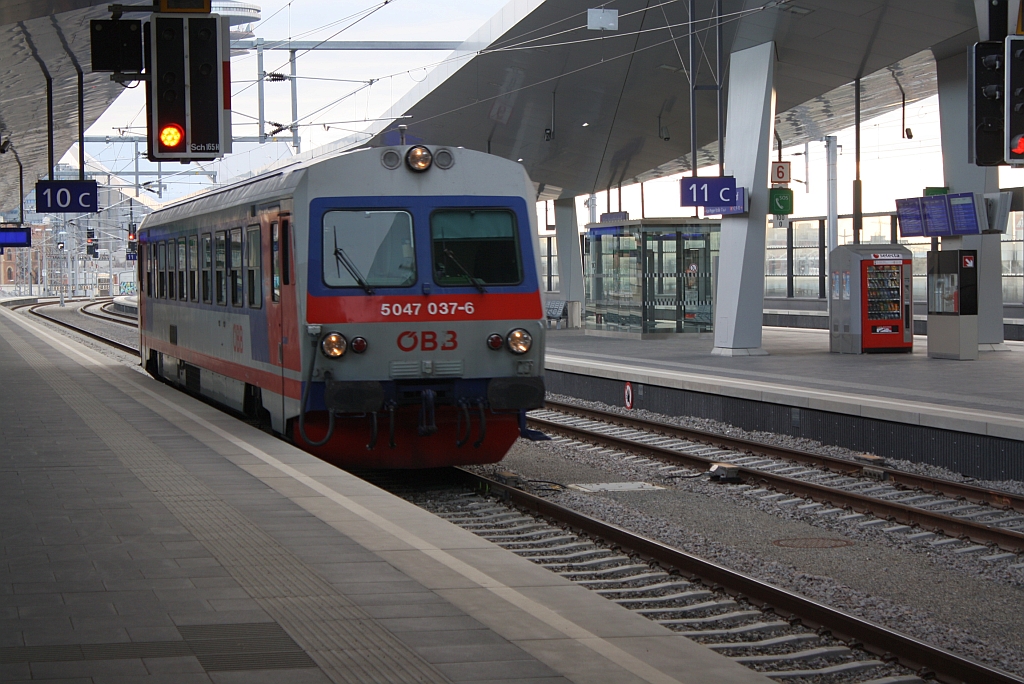 5047 037-6 f�hrt am 01.Dezember 2013 als R 2561 von Marchegg mit 10 Minuten Versp�tung in Wien Hbf. ein.