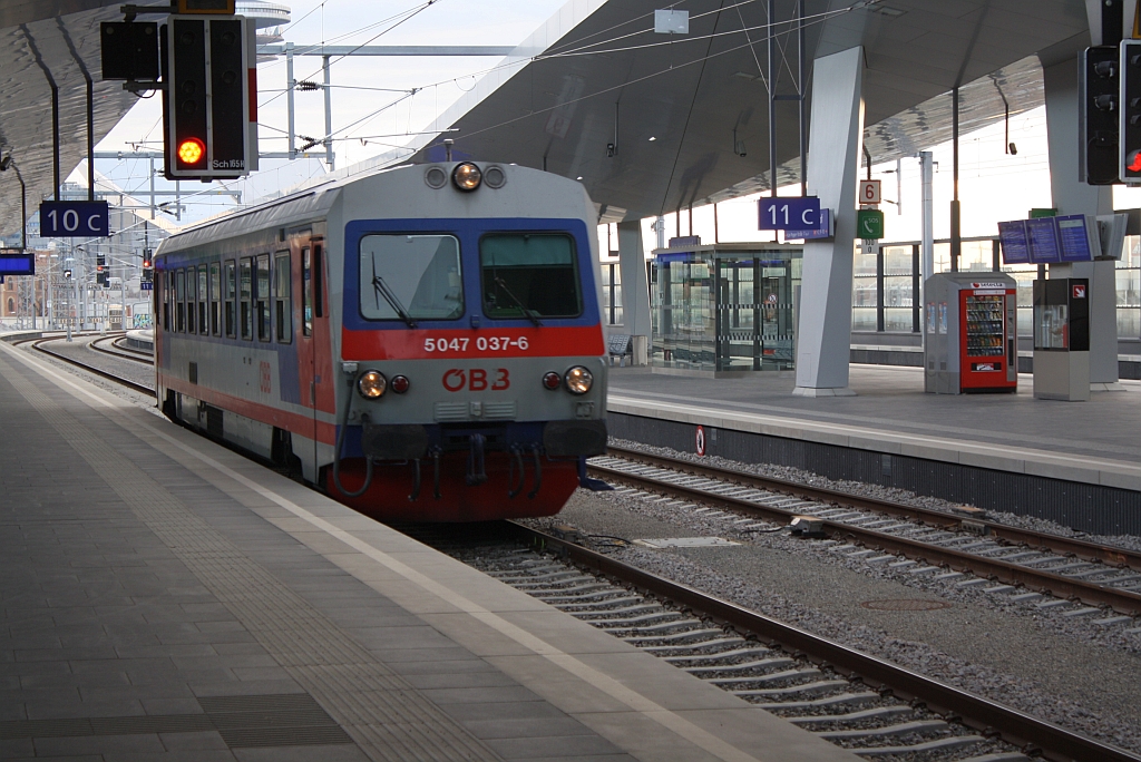 5047 037-6 fhrt am 01.Dezember 2013 als R 2561 von Marchegg mit 10 Minuten Versptung in Wien Hbf. ein.