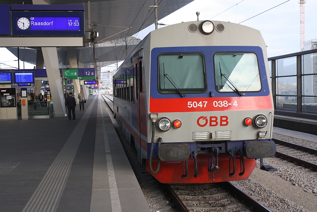 5047 038-4 als R 2584 nach Raasdorf am 28.September 2013 in Wien Hauptbahnhof.