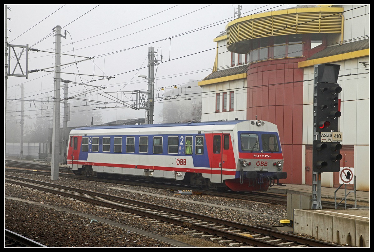 5047 042 im nebeligen St.Pölten am 6.11.2019.