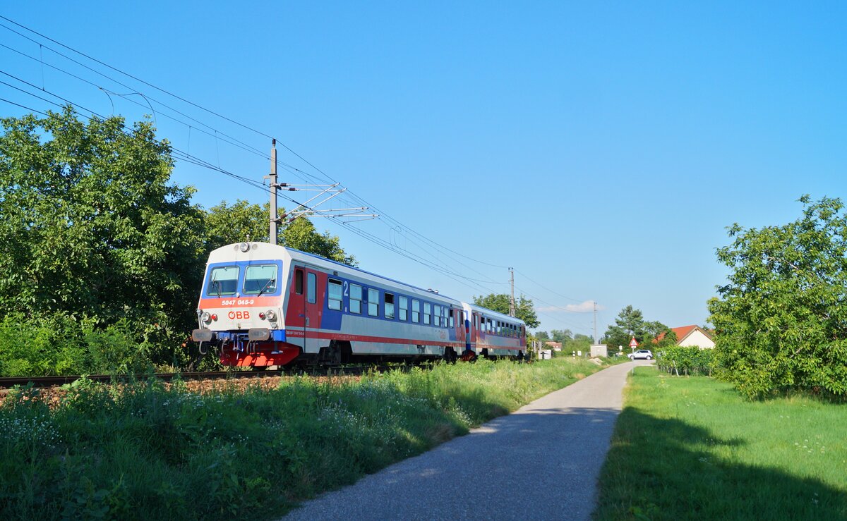 5047 045 führte am 12.08.2020 den R 6046 nach St. Pölten Hauptbahnhof an, der in der Spätnachmittagssonne bei Rohrendorf, kurz vor der Einfahrt in den Bahnhof Krems an der Donau, aufgenommen werden konnte.