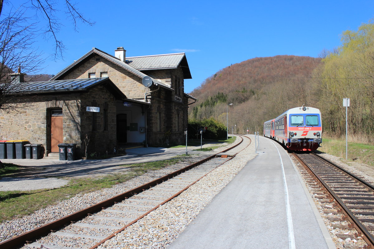 5047 046 und 5047 004 stehen am 15.4.2015 in Schrambach und warten auf die Abfahrt als R6717 nach St.Pölten Hbf.

