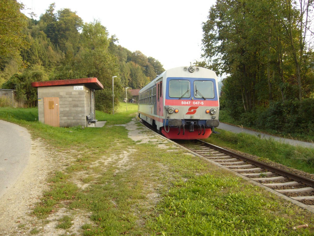 5047 047 5 in der Haltestelle Rotheau Eschenau auf der Fahrt Richtung Traisen,Sept. 2010