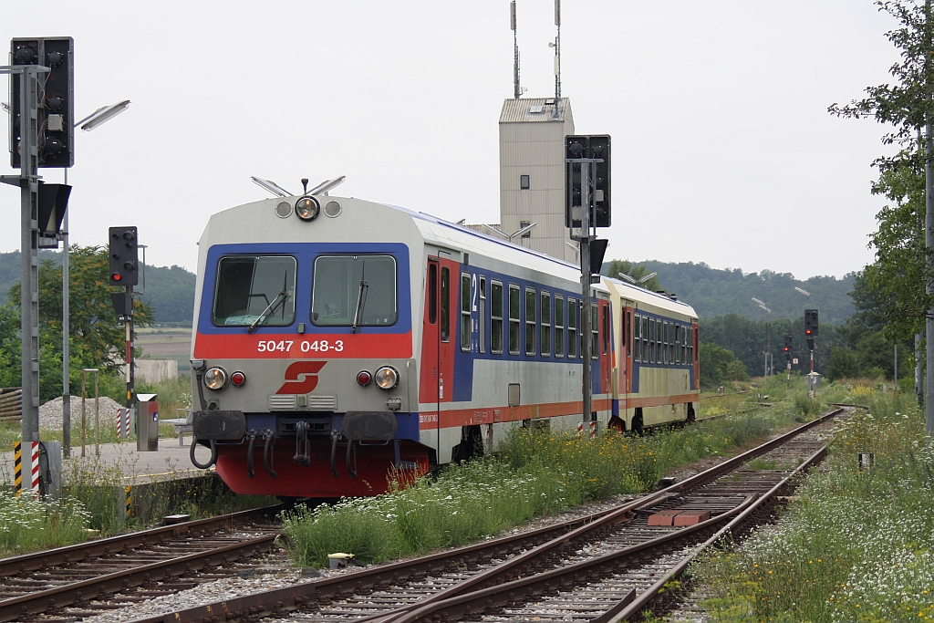 5047 048-3 + 026-9  als R7215 am 01.August 2014 im Bf. Groß Schweinbarth.