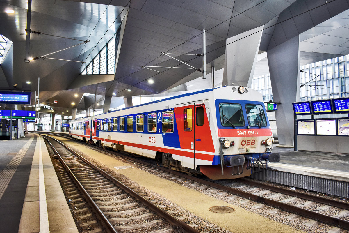 5047 054-1 und 5047 058-2 warten in Wien Hbf, auf die Abfahrt als R 2580 nach Marchegg.
Zuvor erreichten die Beiden Wien Hbf, als R 7416 (Wiener Neustadt Hbf - Traiskirchen Aspangbahn - Wien Hbf).
Aufgenommen am 23.11.2018.