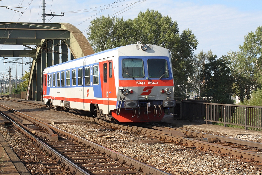5047 054-1 als R 2566 von Wien Hbf. nach Marchegg am 15.August 2014 auf der Donaukanalbrücke beim Bf. Wien Erdbergerlände.